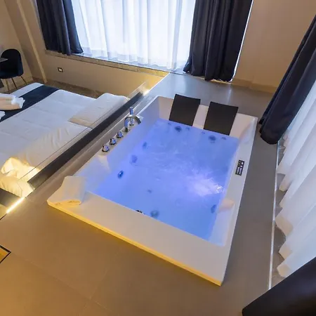 Maximum Exclusive Suite & Spa-3